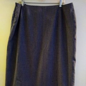 SKIRT AVENUE SIZE 16 AND COLOR BLACK AND WHITE